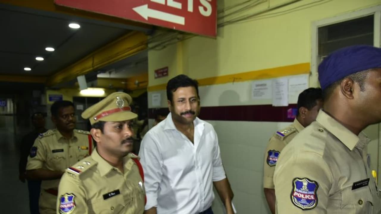 టీవీ9 నిధుల కుంభకోణం కేసు: చంచల్ గూడ జైలుకు రవిప్రకాష్ టీవీ9 నిధుల కుంభకోణం కేసు: చంచల్ గూడ జైలుకు రవిప్రకాష్