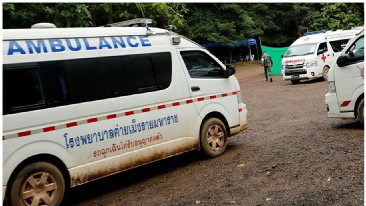 నిద్రిస్తున్న ప్రయాణికులపై దూసుకెళ్లిన బస్సు... ఏడుగురు మృతి నిద్రిస్తున్న ప్రయాణికులపై దూసుకెళ్లిన బస్సు... ఏడుగురు మృతి