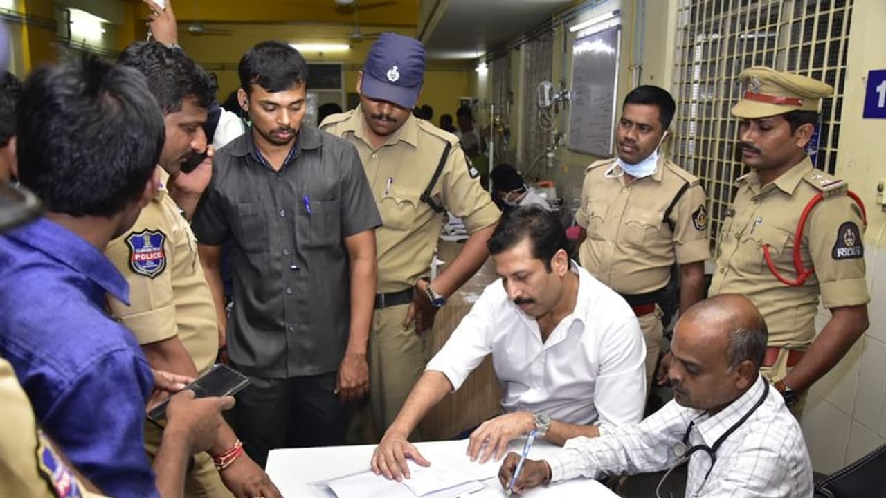 బెయిల్ పిటిషన్ దాఖలు చేసిన రవిప్రకాష్: జైల్లోనే దసరా పండుగ బెయిల్ పిటిషన్ దాఖలు చేసిన రవిప్రకాష్: జైల్లోనే దసరా పండుగ