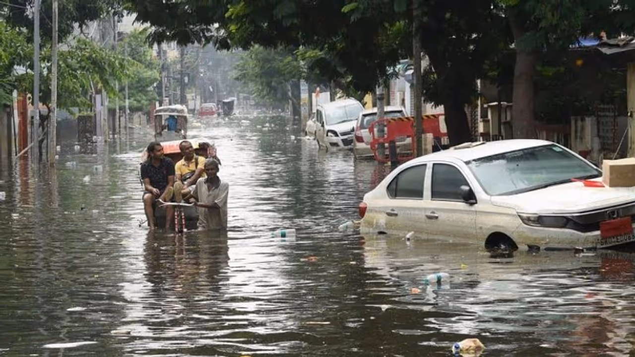 ನೆರೆ ವೇಳೆ ಉತ್ತಮ ಕೆಲಸ: ಅಧಿಕಾರಿಗಳಿಗೆ ಸನ್ಮಾನ