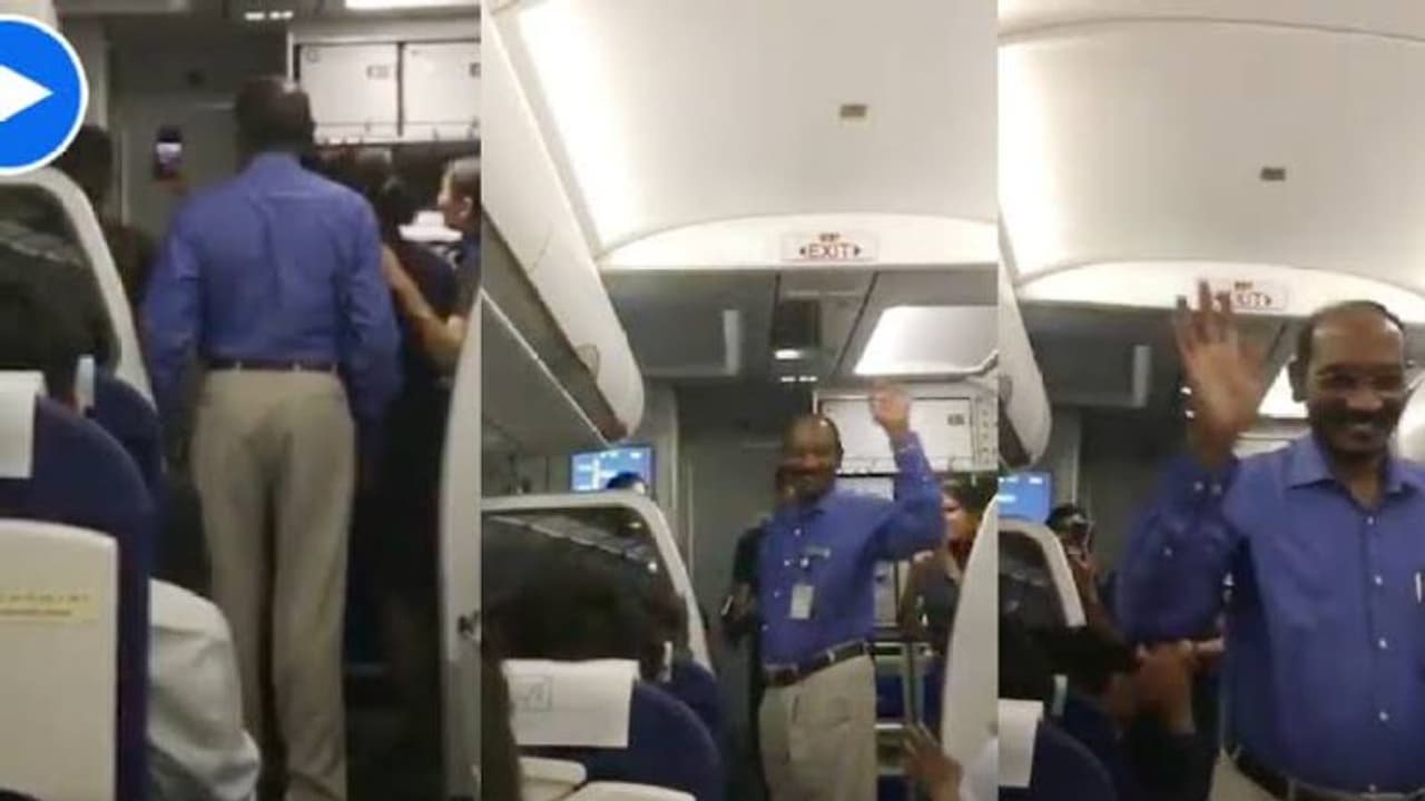 எகானமி கிளாஸில் பயணித்த இஸ்ரோ சிவன்: பயணிகள் உற்சாக வரவேற்பு: செல்பி எடுத்து உற்சாகம் எகானமி கிளாஸில் பயணித்த இஸ்ரோ சிவன்: பயணிகள் உற்சாக வரவேற்பு: செல்பி எடுத்து உற்சாகம்