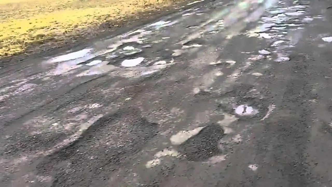 ಹದಗೆಟ್ಟ ಹೊಳೆಆಲೂರ ರೋಣ ರಸ್ತೆ: ಪ್ರಯಾಣಿಕರ ಗೋಳು ಕೇಳೋರೆ ಇಲ್ಲ! ಹದಗೆಟ್ಟ ಹೊಳೆಆಲೂರ ರೋಣ ರಸ್ತೆ: ಪ್ರಯಾಣಿಕರ ಗೋಳು ಕೇಳೋರೆ ಇಲ್ಲ!