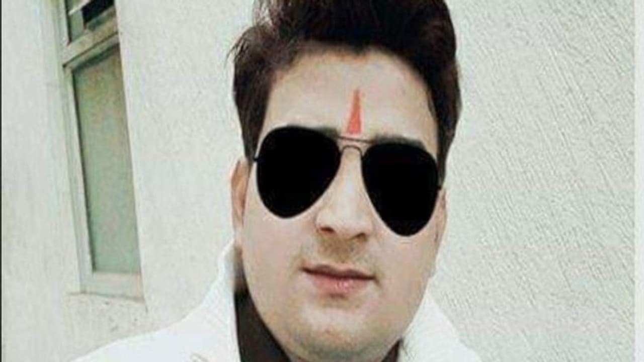 പൊലീസ് വളഞ്ഞു: ടിക് ടോക് 'വില്ലൻ' സ്വയം വെടിവച്ച് മരിച്ചു പൊലീസ് വളഞ്ഞു: ടിക് ടോക് 'വില്ലൻ' സ്വയം വെടിവച്ച് മരിച്ചു