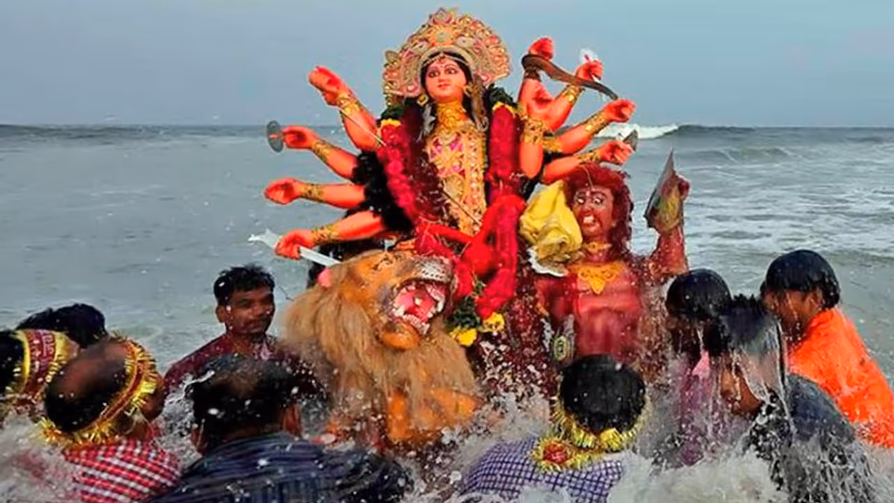 আজ দশমীতে শহরজুড়ে ১৮০০ প্রতিমার বিসর্জন, জেনে নিন রুটগুলি