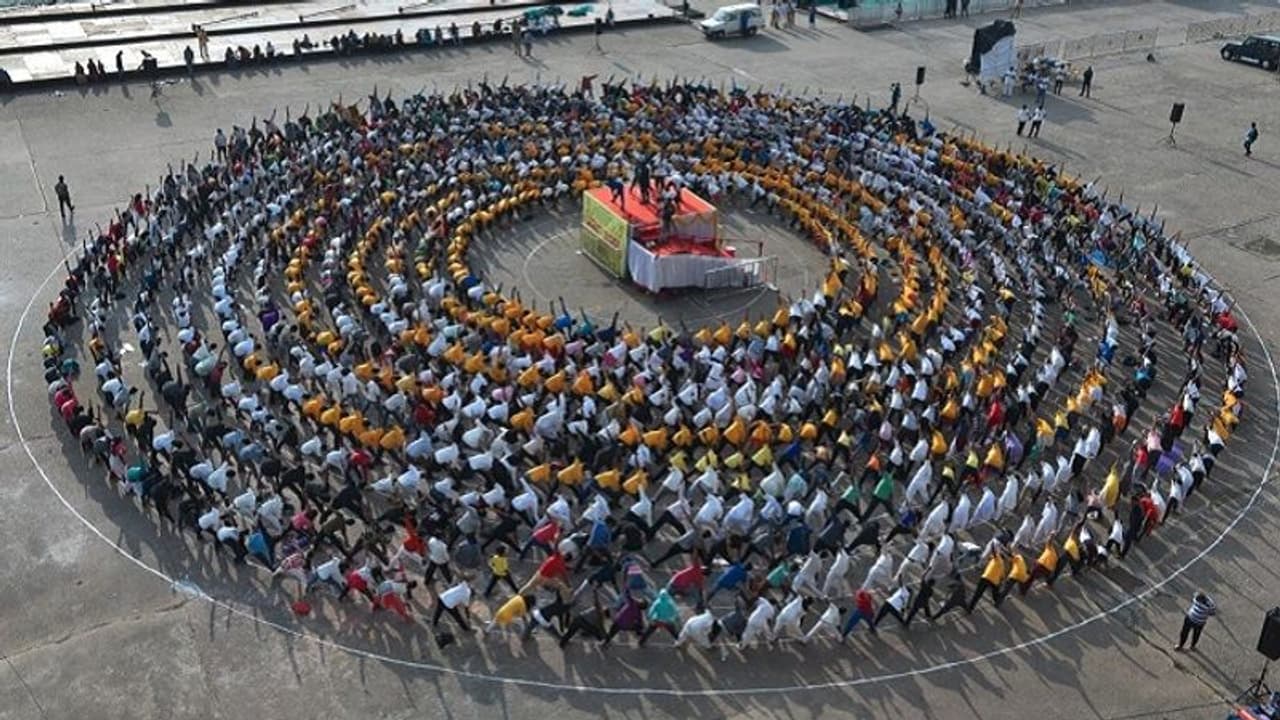 ಮೈಸೂರು ದಸರಾ: ಅರಮನೆಯಲ್ಲಿ ಯೋಗ ಸರಪಳಿ ಮೈಸೂರು ದಸರಾ: ಅರಮನೆಯಲ್ಲಿ ಯೋಗ ಸರಪಳಿ