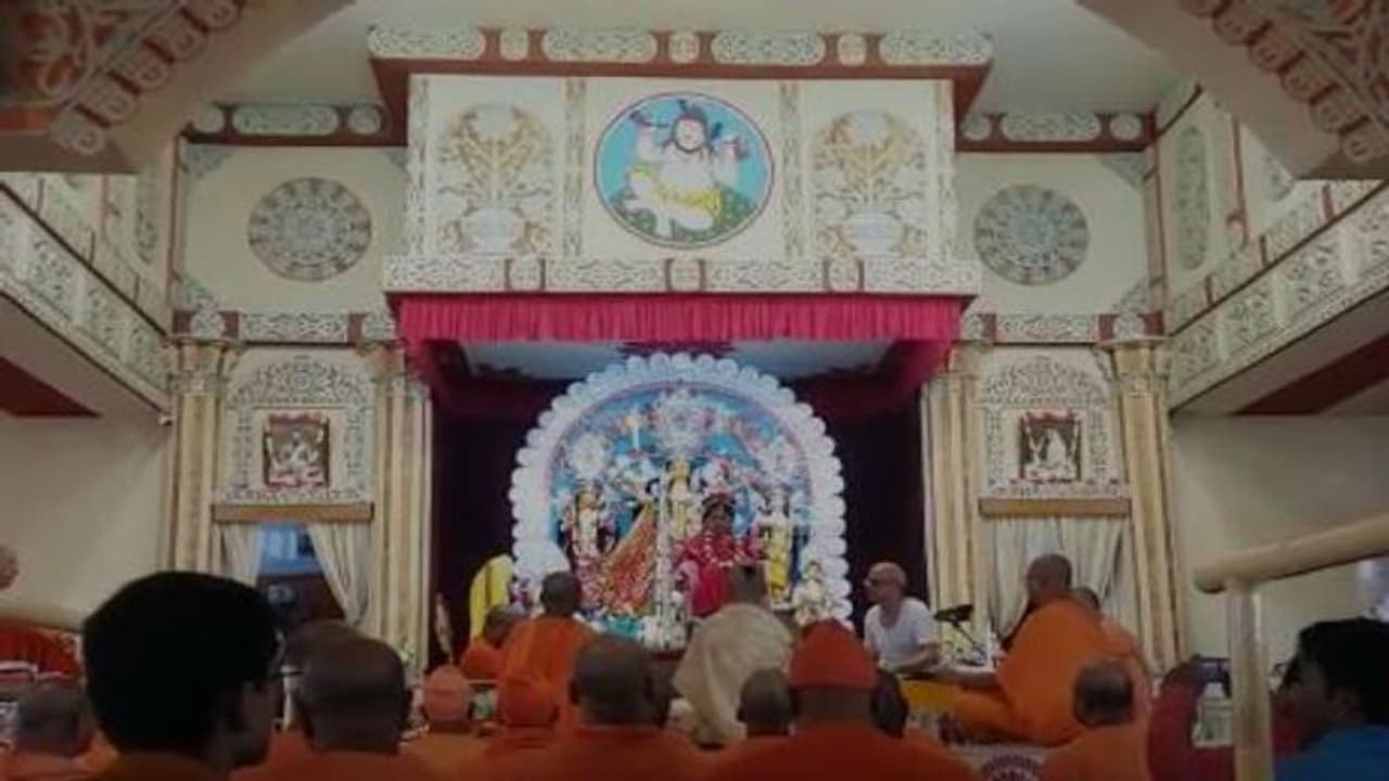 প্রথা মেনে বেলুড় মঠে অনুষ্ঠিত কুমারী পুজো প্রথা মেনে বেলুড় মঠে অনুষ্ঠিত কুমারী পুজো