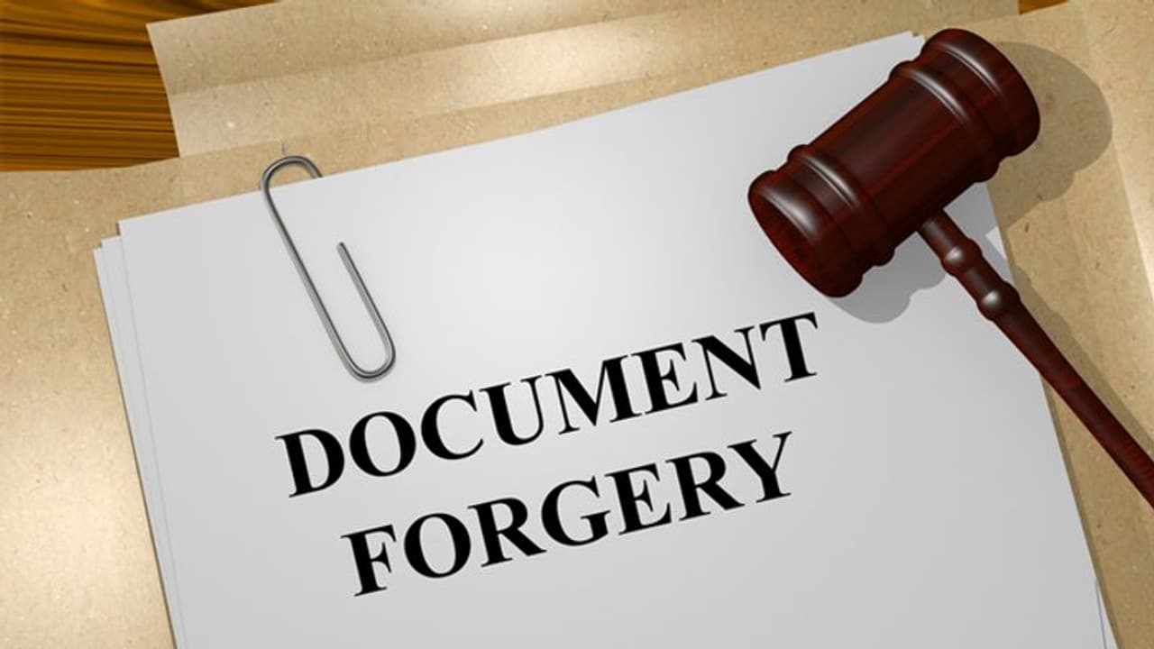 కేటుగాడు : ఏకంగా జగన్ సంతకం ఫోర్జరీ.. 2 కోట్లకు బురిడీ..! అంతటితో ఆగకుండా.. కేటుగాడు : ఏకంగా జగన్ సంతకం ఫోర్జరీ.. 2 కోట్లకు బురిడీ..! అంతటితో ఆగకుండా..