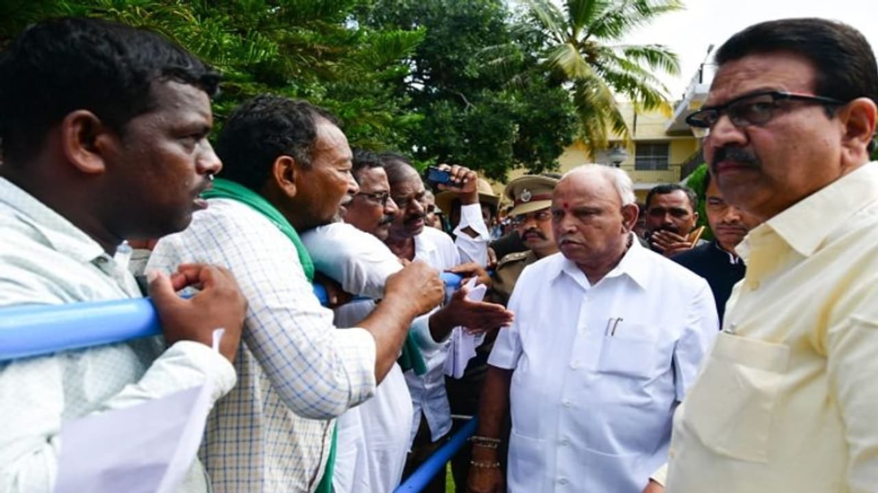 ಆಲಮಟ್ಟಿಯಲ್ಲಿ ಸಿಎಂ ಯಡಿಯೂರಪ್ಪಗೆ ಮನವಿಗಳ ಸುರಿಮಳೆ ಆಲಮಟ್ಟಿಯಲ್ಲಿ ಸಿಎಂ ಯಡಿಯೂರಪ್ಪಗೆ ಮನವಿಗಳ ಸುರಿಮಳೆ