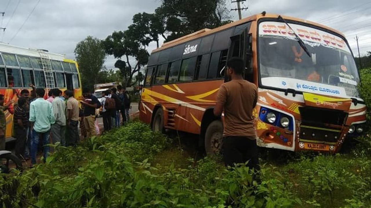 ಶಿವಮೊಗ್ಗ : ರಸ್ತೆ ಬಿಟ್ಟು ಚರಂಡಿಗೆ ಇಳಿದ ಬಸ್ ತಪ್ಪಿದ ಭಾರಿ ಅವಘಡ ಶಿವಮೊಗ್ಗ : ರಸ್ತೆ ಬಿಟ್ಟು ಚರಂಡಿಗೆ ಇಳಿದ ಬಸ್ ತಪ್ಪಿದ ಭಾರಿ ಅವಘಡ