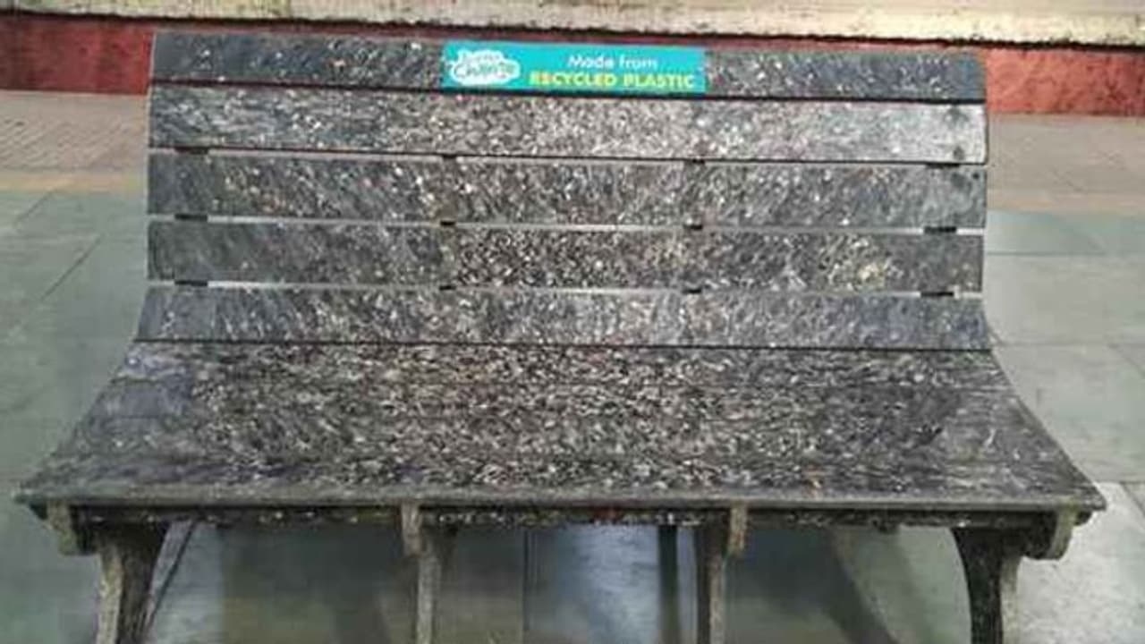 പ്ലാസ്റ്റിക് മാലിന്യമുപയോഗിച്ച് റെയില്വേ സ്റ്റേഷനില് ബെഞ്ച്... പ്ലാസ്റ്റിക് മാലിന്യമുപയോഗിച്ച് റെയില്വേ സ്റ്റേഷനില് ബെഞ്ച്...