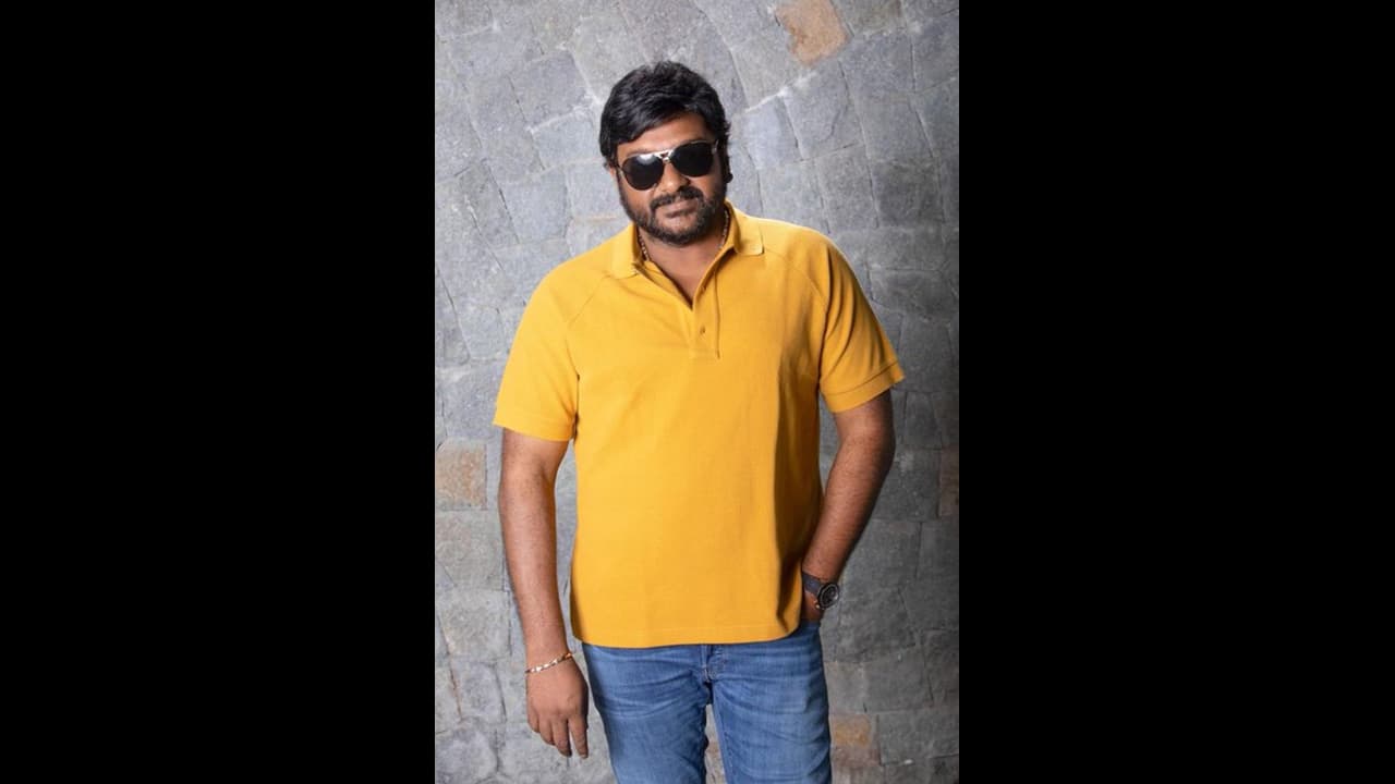 సీనియర్ డైరెక్టర్ పెద్ద మనసు.. పేద కళాకారులకు వినాయక్ సాయం సీనియర్ డైరెక్టర్ పెద్ద మనసు.. పేద కళాకారులకు వినాయక్ సాయం