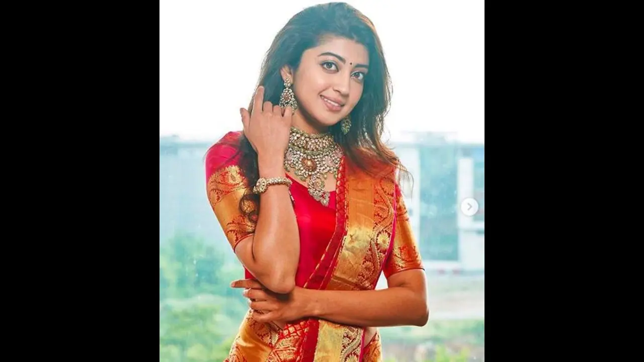 ட்விட்டரில் அதிரடி கிளப்பிய நடிகை பிரணீதா..! இந்துமதம் என்றால் சும்மாவா..?