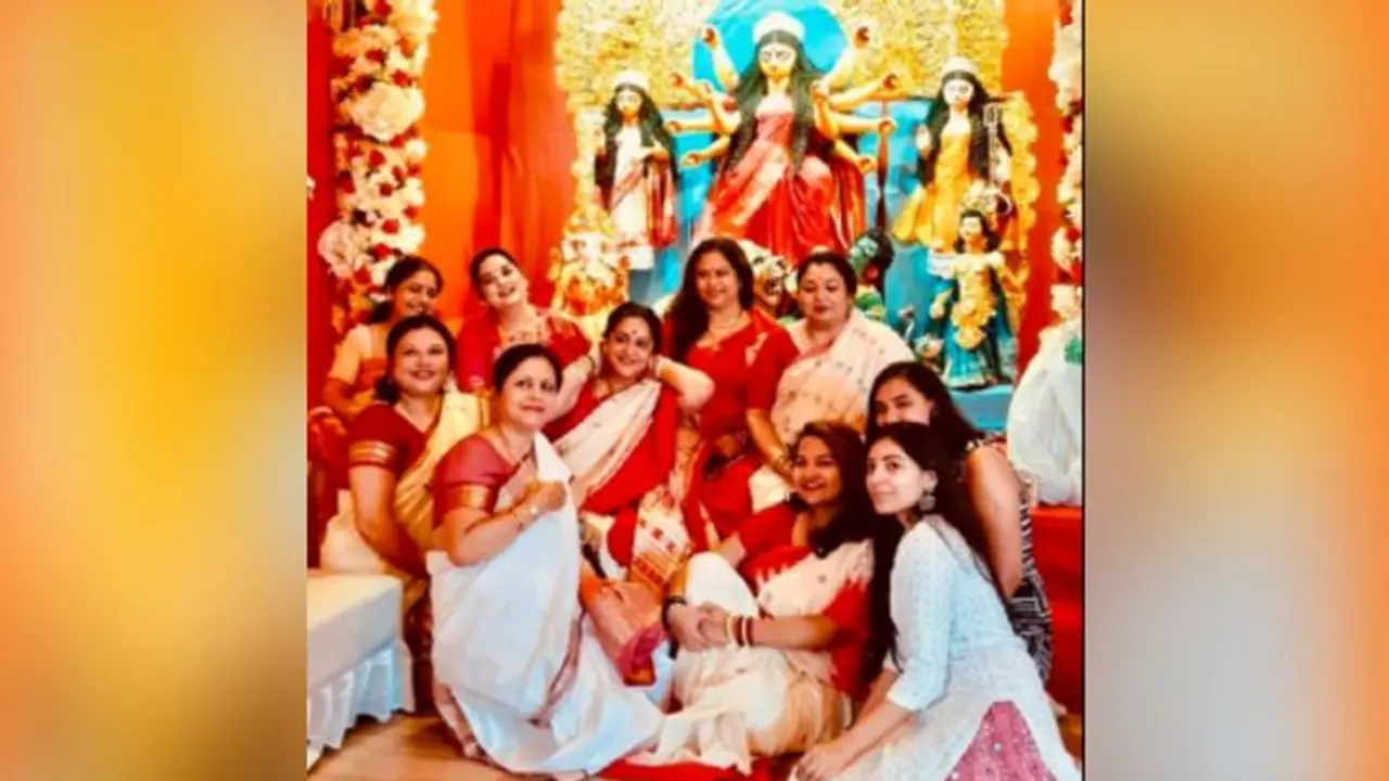 ছোট্ট আদিদেবকে নিয়ে পুজোয় মাতলেন সুদীপা, শেয়ার করলেন বাড়ির পুজোর ভিডিও ছোট্ট আদিদেবকে নিয়ে পুজোয় মাতলেন সুদীপা, শেয়ার করলেন বাড়ির পুজোর ভিডিও