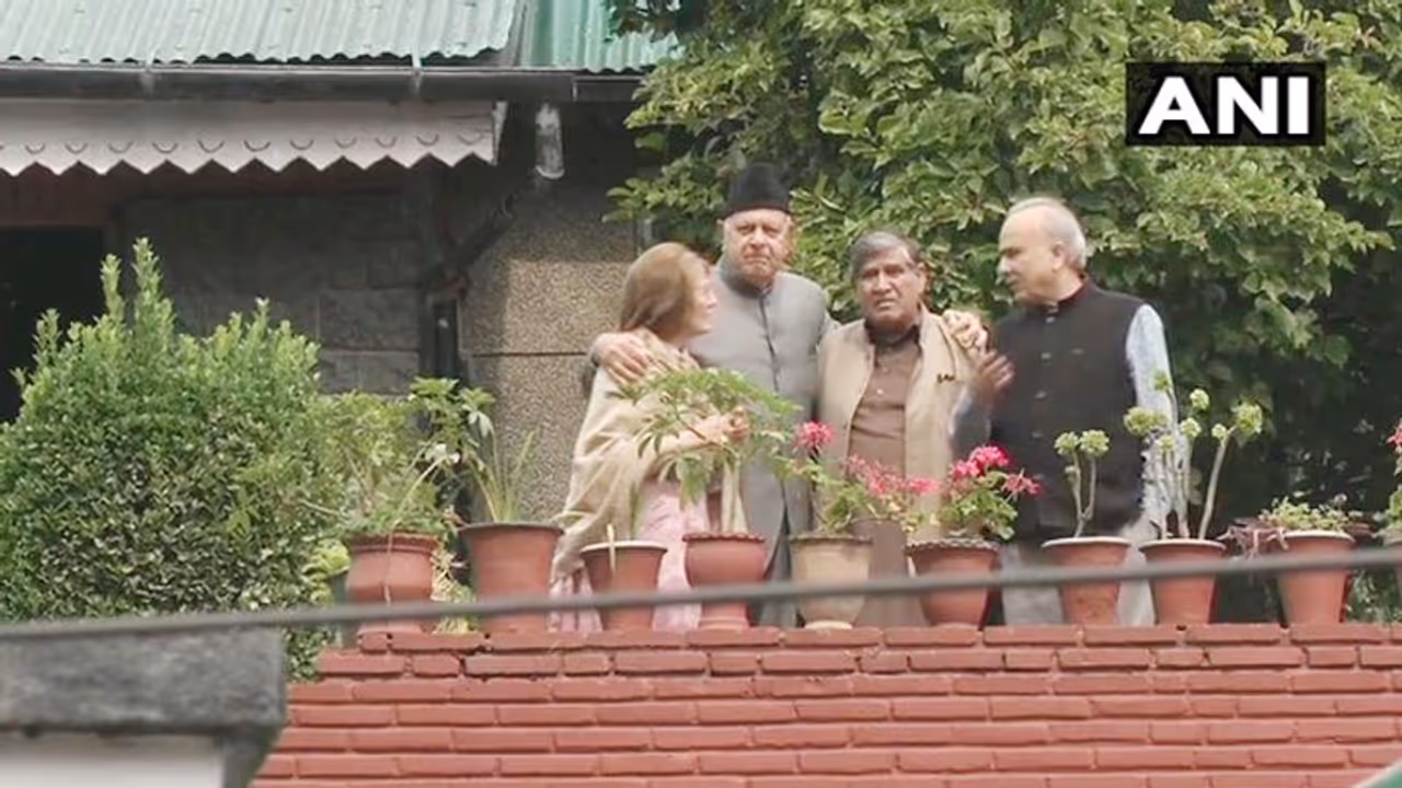 धारा 370 हटने के 61 दिन बाद दिखे फारूक अब्दुल्ला, NC के नेताओं से की मुलाकात धारा 370 हटने के 61 दिन बाद दिखे फारूक अब्दुल्ला, NC के नेताओं से की मुलाकात