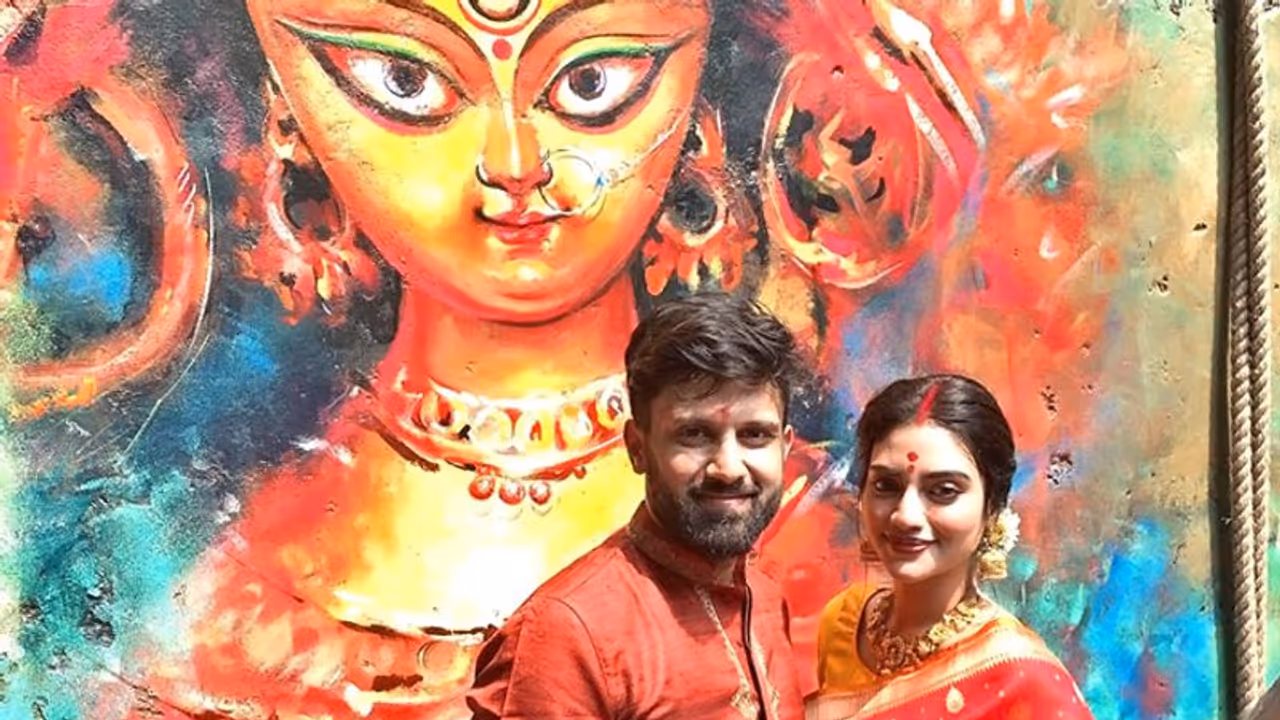 কোমড়ে শাড়ি গুঁজে ঢাক বাজালেন নুসরত, অষ্টমীর লুকে বাজিমাত করলেন নিখিল নুসরত কোমড়ে শাড়ি গুঁজে ঢাক বাজালেন নুসরত, অষ্টমীর লুকে বাজিমাত করলেন নিখিল নুসরত