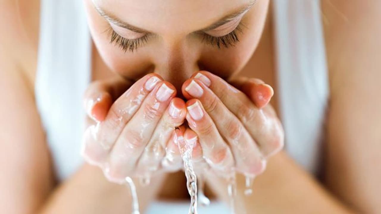 முகம் எப்போதும் பளபளப்பாக இருக்க வேண்டுமா..? ஒரு வாரம் மட்டும் இதை பண்ணுங்க போதும்...! முகம் எப்போதும் பளபளப்பாக இருக்க வேண்டுமா..? ஒரு வாரம் மட்டும் இதை பண்ணுங்க போதும்...!