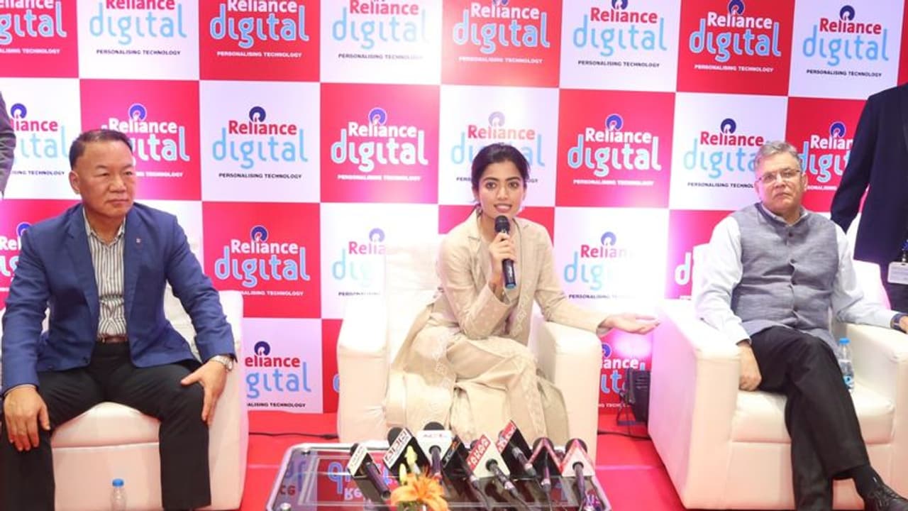 విశాఖలో అతి పెద్ద రిలయన్స్ ఎలక్ట్రానిక్ స్టోర్: రష్మిక సందడి విశాఖలో అతి పెద్ద రిలయన్స్ ఎలక్ట్రానిక్ స్టోర్: రష్మిక సందడి