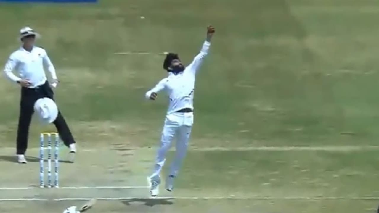 మ్యాచ్ మలుపు ఇక్కడే: జడేజా కళ్లు చెదిరే రిటర్న్ క్యాచ్ మ్యాచ్ మలుపు ఇక్కడే: జడేజా కళ్లు చెదిరే రిటర్న్ క్యాచ్