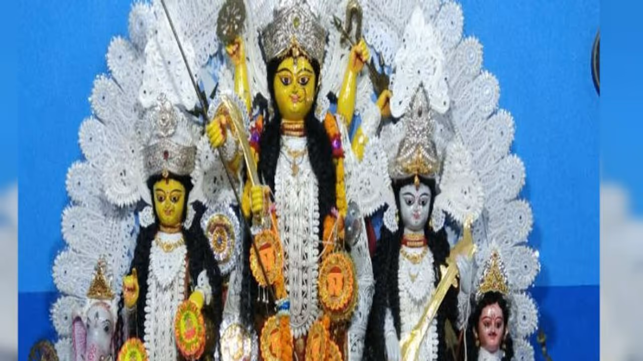 বেনারসী ও সোনার গহনাতে মা সেজে ওঠেন বাঁকুড়ার মুখোপাধ্যায় বাড়িতে বেনারসী ও সোনার গহনাতে মা সেজে ওঠেন বাঁকুড়ার মুখোপাধ্যায় বাড়িতে