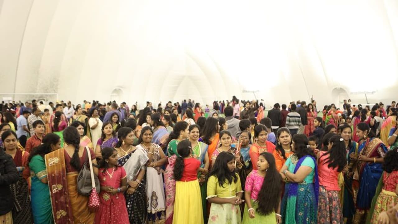 తెలంగాణ ఎన్నారై ఫోరమ్ ఆధ్వర్యంలో లండన్లో బతుకమ్మ వేడుకలు తెలంగాణ ఎన్నారై ఫోరమ్ ఆధ్వర్యంలో లండన్లో బతుకమ్మ వేడుకలు