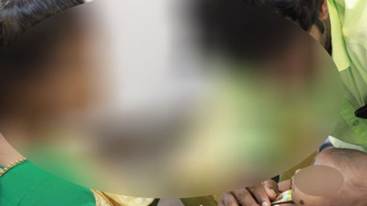 சாப்பாடு ஊட்டிய போது 3 வது மாடியில் விழுந்த ஒன்றரை வயது குழந்தை... நெஞ்சில் அடித்துக்கொண்டு கதறி துடித்த தாய்..! சாப்பாடு ஊட்டிய போது 3 வது மாடியில் விழுந்த ஒன்றரை வயது குழந்தை... நெஞ்சில் அடித்துக்கொண்டு கதறி துடித்த தாய்..!