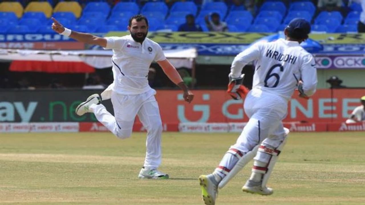 সামির চার, সঙ্গে যোগ্য সঙ্গত বাকি বোলারদের। প্রথম ইনিংসে লিড পেল ভারত