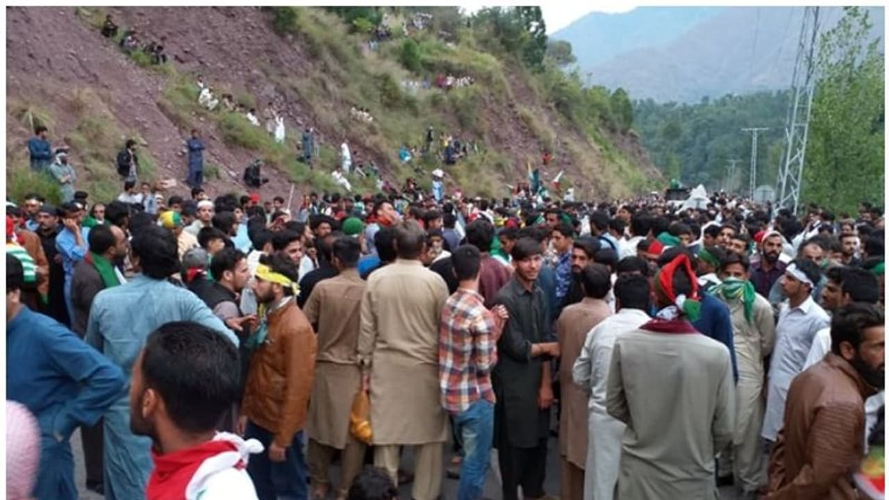 ARTICLE 370: भारत पाक के बीच बढ़ा तनाव, इमरान की चेतावनी के बावजूद बड़ी संख्या में POK की तरफ बढ़ रहे हैं लोग ARTICLE 370: भारत पाक के बीच बढ़ा तनाव, इमरान की चेतावनी के बावजूद बड़ी संख्या में POK की तरफ बढ़ रहे हैं लोग