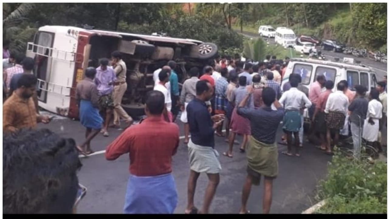 വട്ടച്ചിറയിൽ ടൂറിസ്റ്റ് ബസ്സ് മറിഞ്ഞു; നിരവധി പേർക്ക് പരിക്ക് വട്ടച്ചിറയിൽ ടൂറിസ്റ്റ് ബസ്സ് മറിഞ്ഞു; നിരവധി പേർക്ക് പരിക്ക്