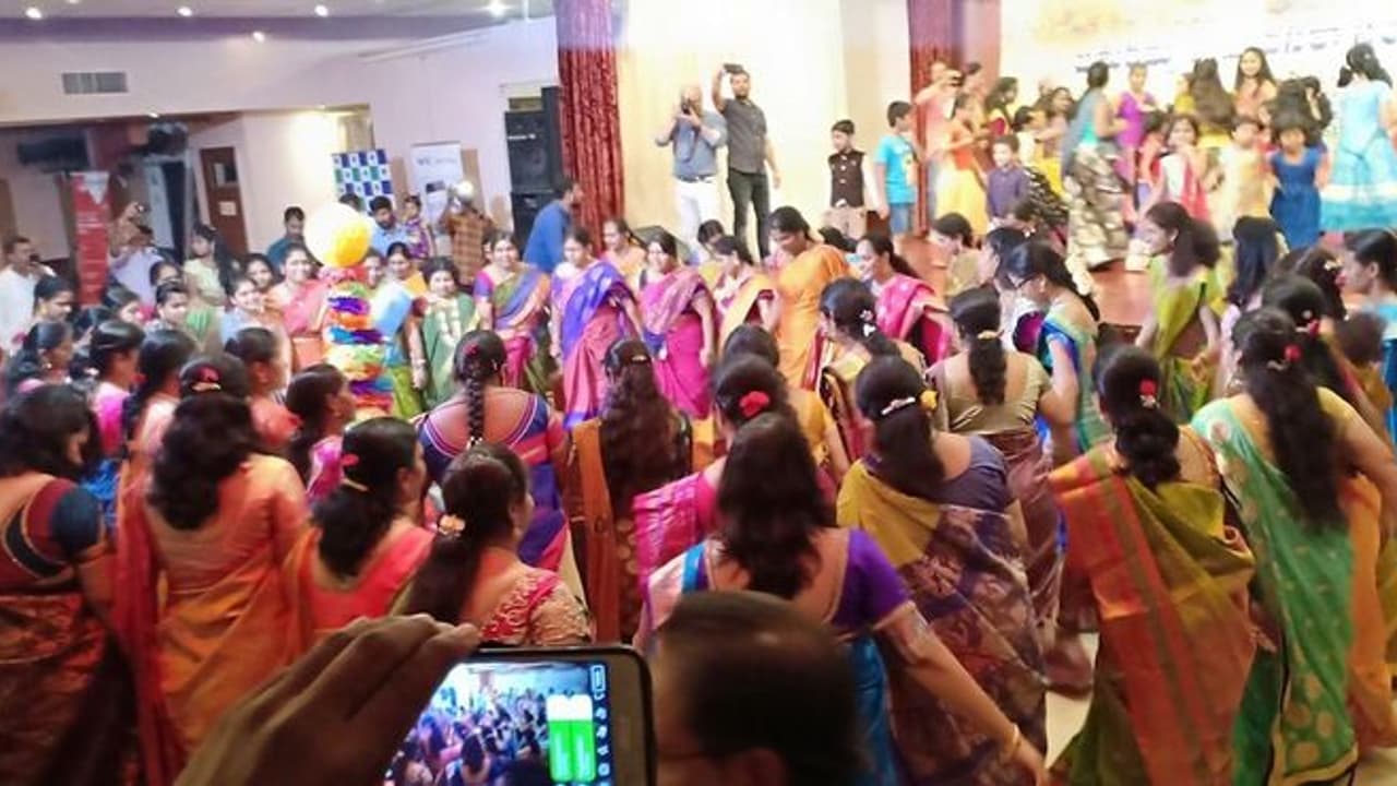 బతుకమ్మ పండుగ: బహరైన్ లో పూల సంబురం బతుకమ్మ పండుగ: బహరైన్ లో పూల సంబురం