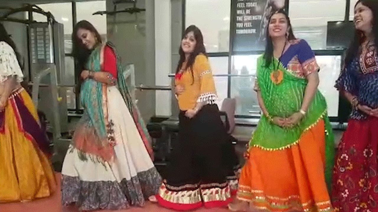 నవరాత్రి ఉత్సవాలు...50మంది నిండు గర్భిణీలతో నృత్యాలు నవరాత్రి ఉత్సవాలు...50మంది నిండు గర్భిణీలతో నృత్యాలు