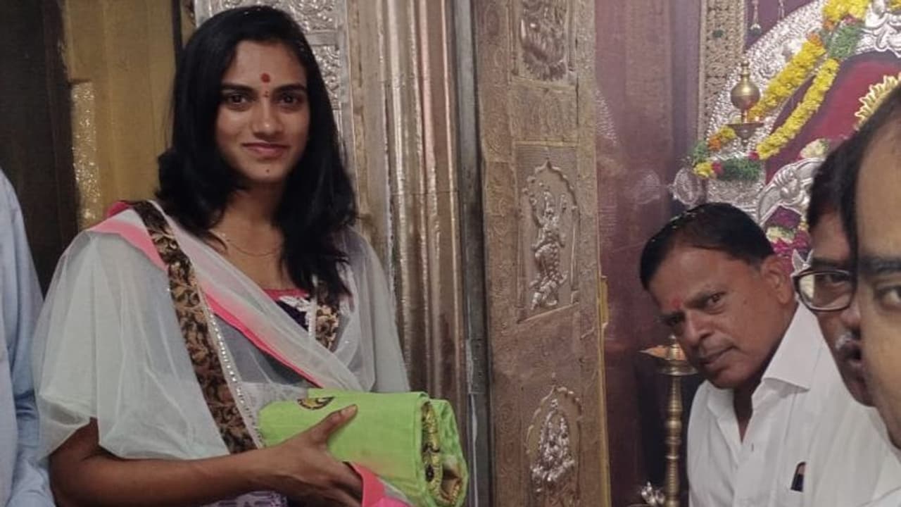 లాల్ దర్వాజా అమ్మవారికి పీవీ సింధు ప్రత్యేక పూజలు లాల్ దర్వాజా అమ్మవారికి పీవీ సింధు ప్రత్యేక పూజలు