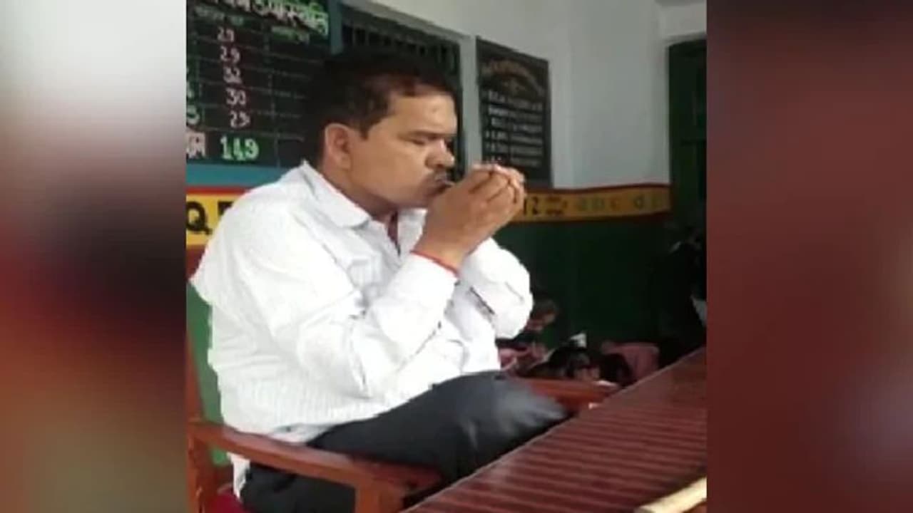 ವಿದ್ಯಾರ್ಥಿಗಳ ಎದುರೇ ಧಮ್ ಹೊಡದ ಶಿಕ್ಷಕ ಸಸ್ಪೆಂಡ್! ವಿದ್ಯಾರ್ಥಿಗಳ ಎದುರೇ ಧಮ್ ಹೊಡದ ಶಿಕ್ಷಕ ಸಸ್ಪೆಂಡ್!