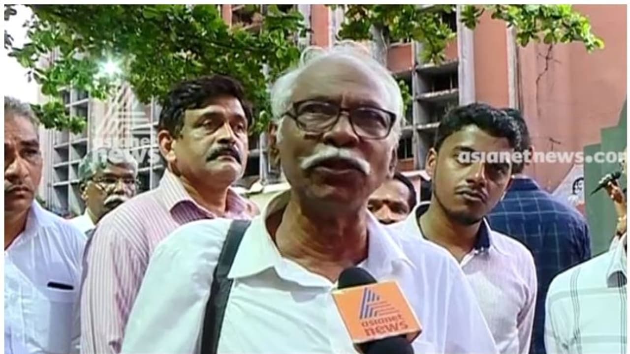 M N Karassery : കെ റെയിലിനെ വിമർശിച്ച എം എൻ കാരശ്ശേരിക്കെതിരെ സിപിഎം സൈബ‍ർ ആക്രണം; പരാതിയില്ലെന്ന് കാരശ്ശേരി