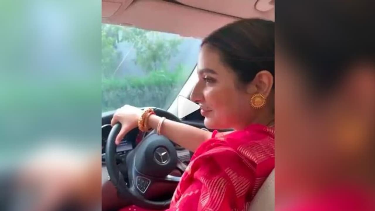 পুজোয় গাড়ি চালিয়ে কোথায় চললেন শুভশ্রী পুজোয় গাড়ি চালিয়ে কোথায় চললেন শুভশ্রী