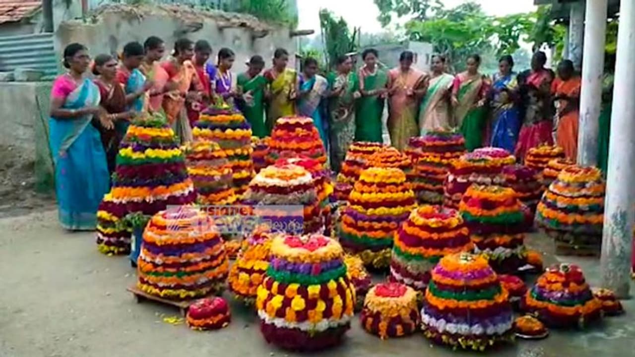 బతుకమ్మ ఆడుతున్న భార్యపై ఇనుపరాడ్ తో దాడి చేసి, హత్య చేసిన భర్త.. 