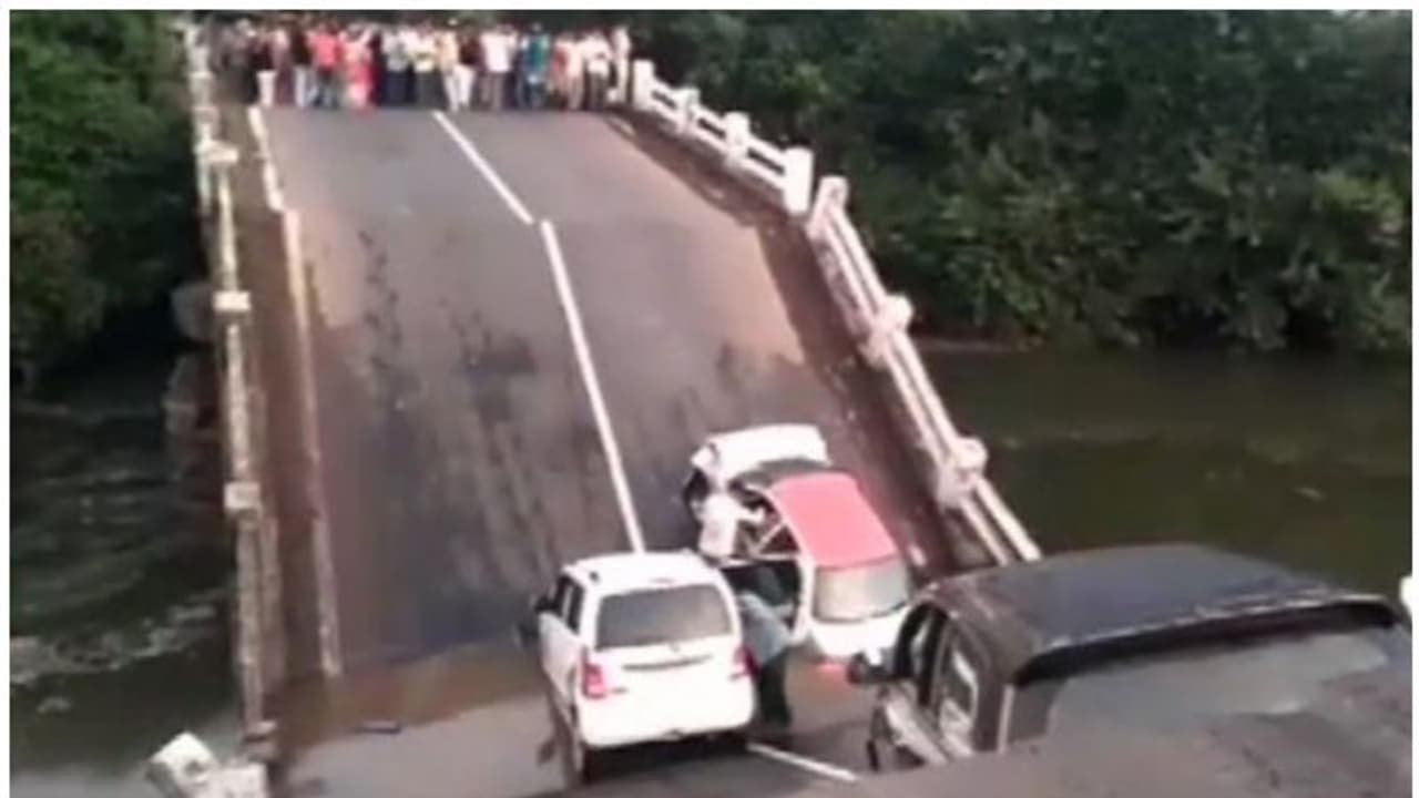 ഗുജറാത്തില് നാല്പത് വര്ഷം പഴക്കമുള്ള പാലം തകര്ന്നുവീണു ഗുജറാത്തില് നാല്പത് വര്ഷം പഴക്കമുള്ള പാലം തകര്ന്നുവീണു