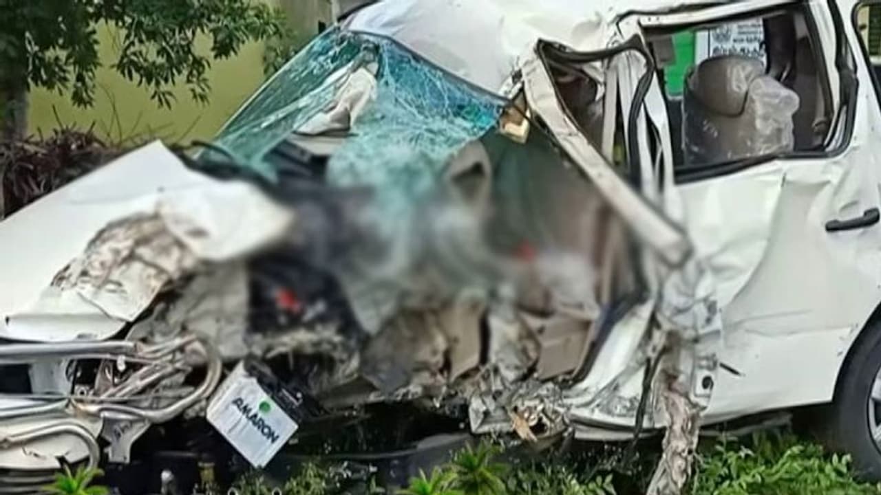 புளியமரத்தில் கார் பயங்கர மோதல்... விடுதலை சிறுத்தை கட்சி பிரமுகர் உயிரிழப்பு..! புளியமரத்தில் கார் பயங்கர மோதல்... விடுதலை சிறுத்தை கட்சி பிரமுகர் உயிரிழப்பு..!