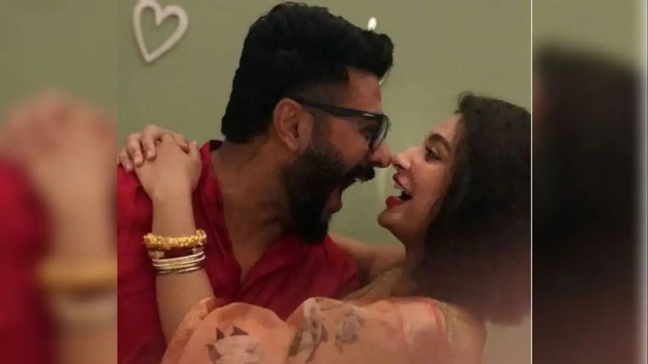 দেব শুভশ্রীর রোম্যান্সের মাঝে 'পরিচালক' রাজের এন্ট্রি, নেটদুনিয়ায় ভাইরাল ছবি