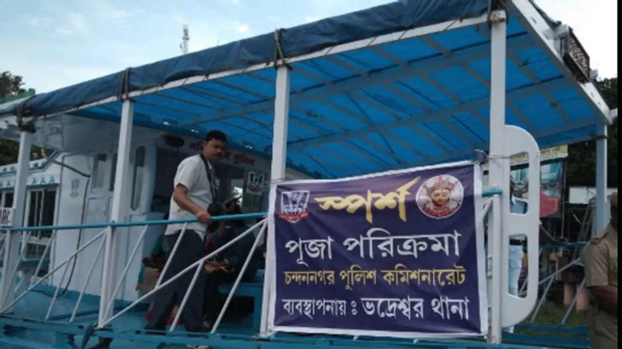 প্রবীণদের পুজোর স্পর্শ, গঙ্গাবক্ষে দক্ষিণেশ্বর যাত্রা প্রবীণদের পুজোর স্পর্শ, গঙ্গাবক্ষে দক্ষিণেশ্বর যাত্রা