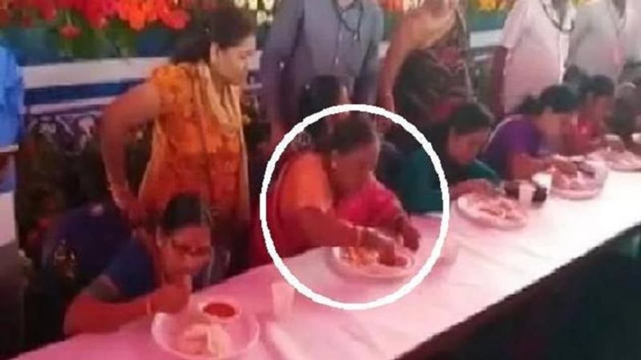 1 मिनट में 6 इडली खा गई 60 साल की महिला 1 मिनट में 6 इडली खा गई 60 साल की महिला