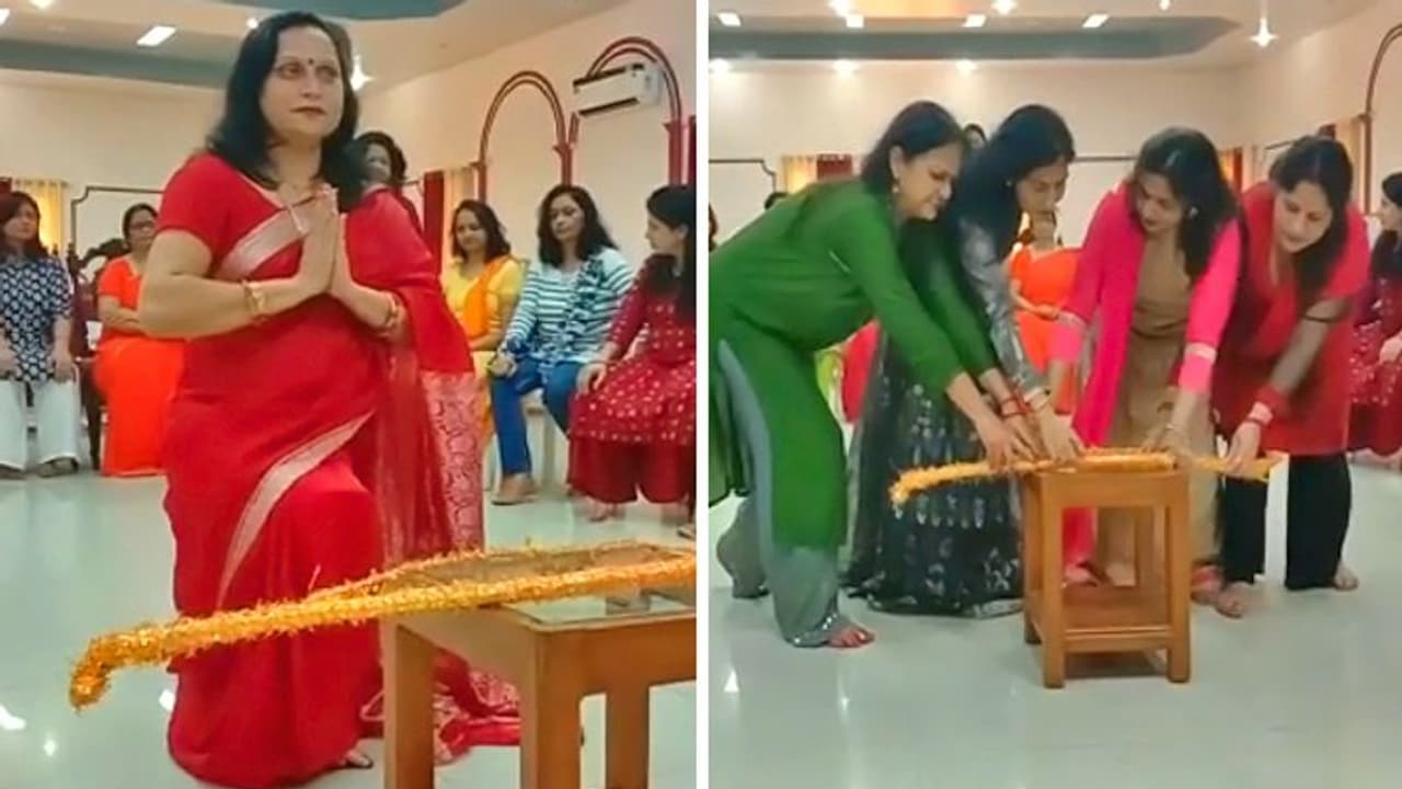 अनोखी रामलीला : राम हो या रावण यहां सिर्फ महिलाएं निभाती हैं हर किरदार अनोखी रामलीला : राम हो या रावण यहां सिर्फ महिलाएं निभाती हैं हर किरदार