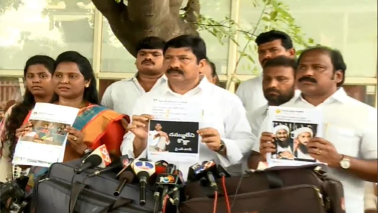 జగన్ మా చుట్టమైతే నీకెందుకు కడుపుమంట చంద్రబాబూ!: వైసీపీ ఎమ్మెల్యే జోగి రమేష్ ఫైర్ జగన్ మా చుట్టమైతే నీకెందుకు కడుపుమంట చంద్రబాబూ!: వైసీపీ ఎమ్మెల్యే జోగి రమేష్ ఫైర్