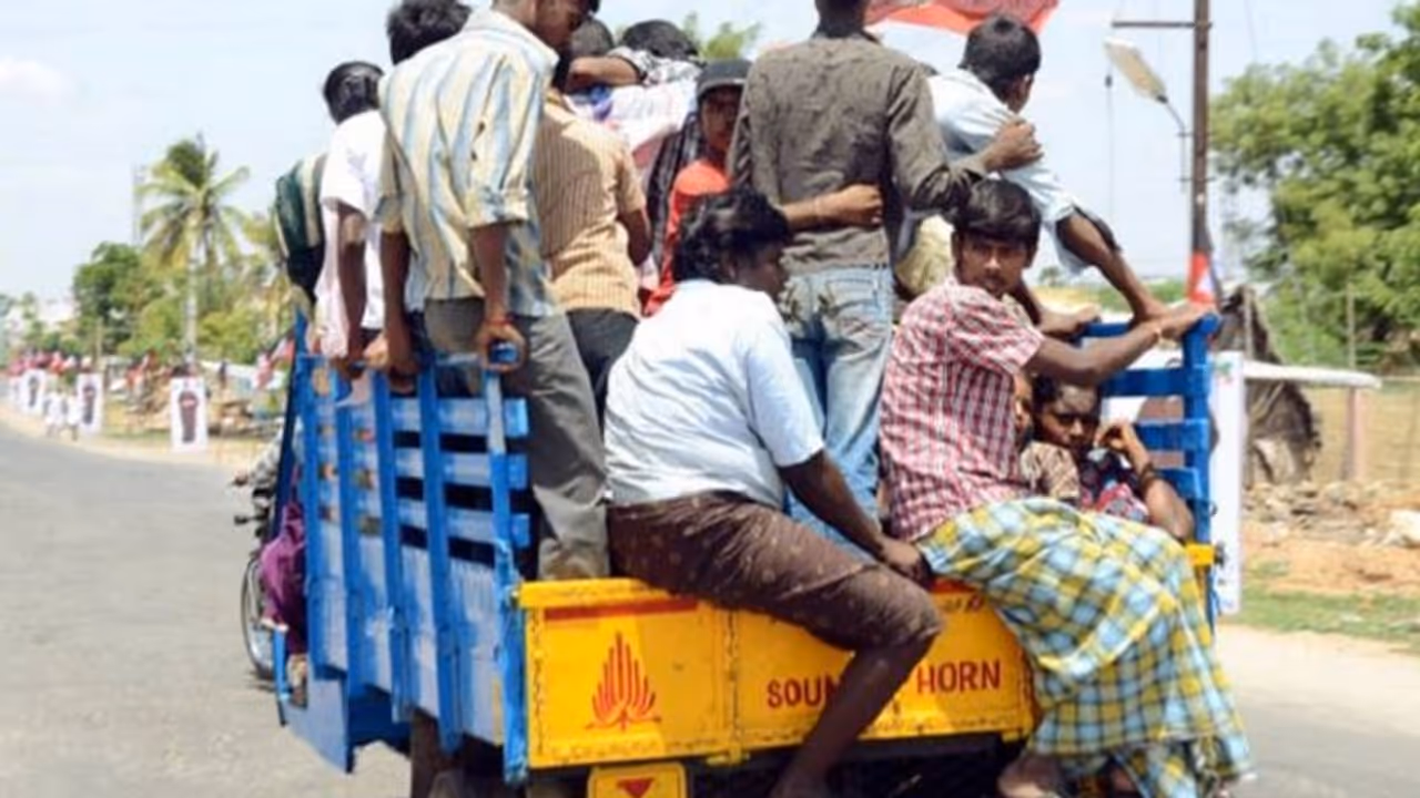 ನೀವೆಲ್ಲಾ ಏನ್ ಕುರಿಗಳಾ..? ಗೂಡ್ಸ್ ಚಾಲಕರಿಗೆ RTO ಇನ್ಸ್ಪೆಕ್ಟರ್ ಕ್ಲಾಸ್ ನೀವೆಲ್ಲಾ ಏನ್ ಕುರಿಗಳಾ..? ಗೂಡ್ಸ್ ಚಾಲಕರಿಗೆ RTO ಇನ್ಸ್ಪೆಕ್ಟರ್ ಕ್ಲಾಸ್