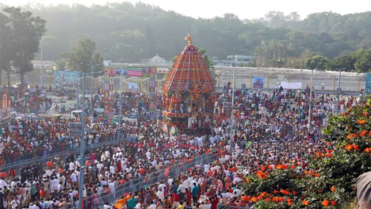 తిరుపతిలో నకిలీ టిక్కెట్లు: మోసపోయిన చెన్నై భక్తుడు, ఫిర్యాదు తిరుపతిలో నకిలీ టిక్కెట్లు: మోసపోయిన చెన్నై భక్తుడు, ఫిర్యాదు