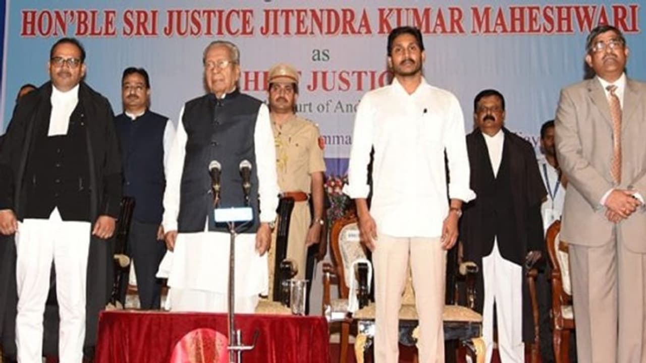 అధికారుల పొరపాటు: జగన్ సమక్షంలో రెండు సార్లు ప్రమాణం చేసిన చీఫ్ జస్టిస్ అధికారుల పొరపాటు: జగన్ సమక్షంలో రెండు సార్లు ప్రమాణం చేసిన చీఫ్ జస్టిస్