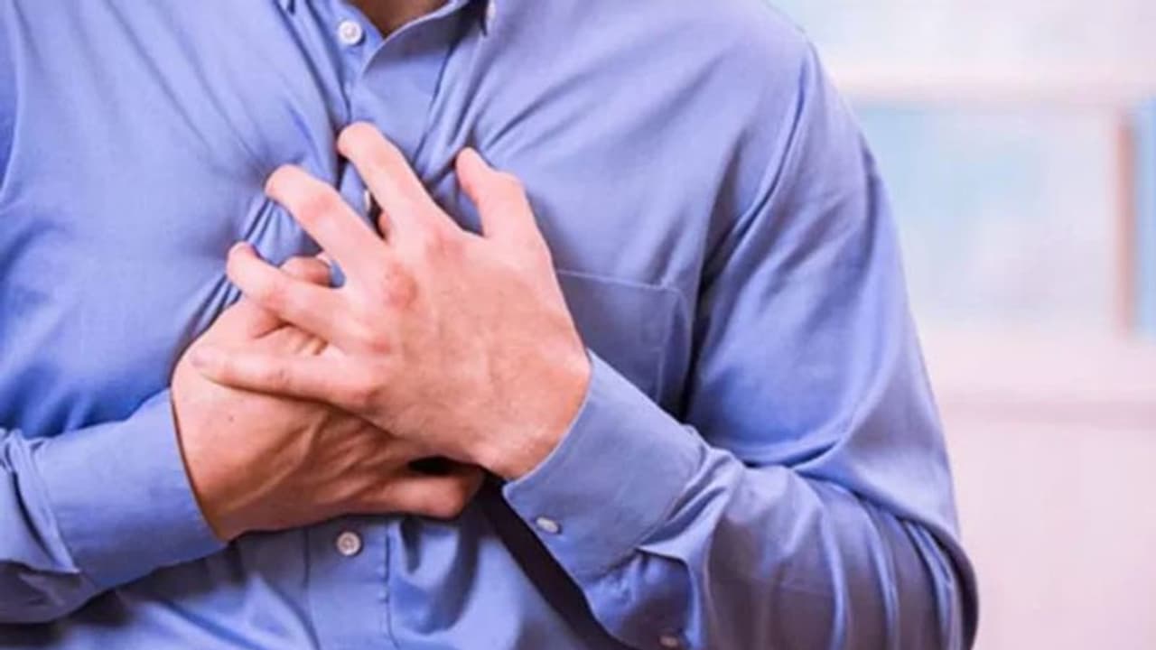 முன்னாள் முதல்வருக்கு திடீர் நெஞ்சுவலி... தீவிர சிகிச்சை பிரிவில் அனுமதி..! முன்னாள் முதல்வருக்கு திடீர் நெஞ்சுவலி... தீவிர சிகிச்சை பிரிவில் அனுமதி..!