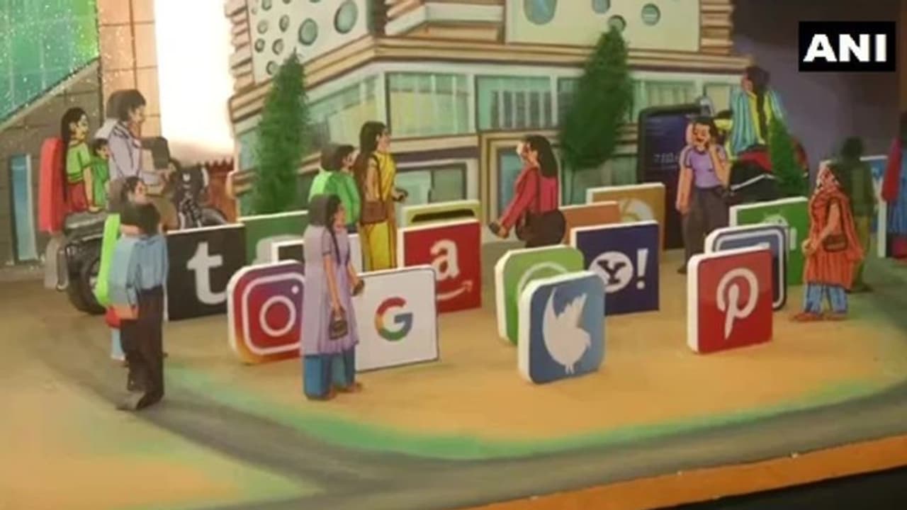 नवरात्रि पर झांकियों में दिखे ट्विटर और फेसबुक के लोगो, दिया गया खास मैसेज नवरात्रि पर झांकियों में दिखे ट्विटर और फेसबुक के लोगो, दिया गया खास मैसेज