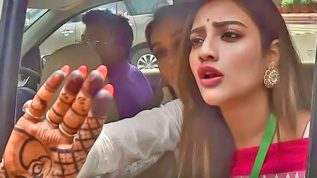 পিছু ছাড়ছে না বিতর্ক, হাসপাতাল থেকে বাড়ি ফিরলেন নুসরত পিছু ছাড়ছে না বিতর্ক, হাসপাতাল থেকে বাড়ি ফিরলেন নুসরত