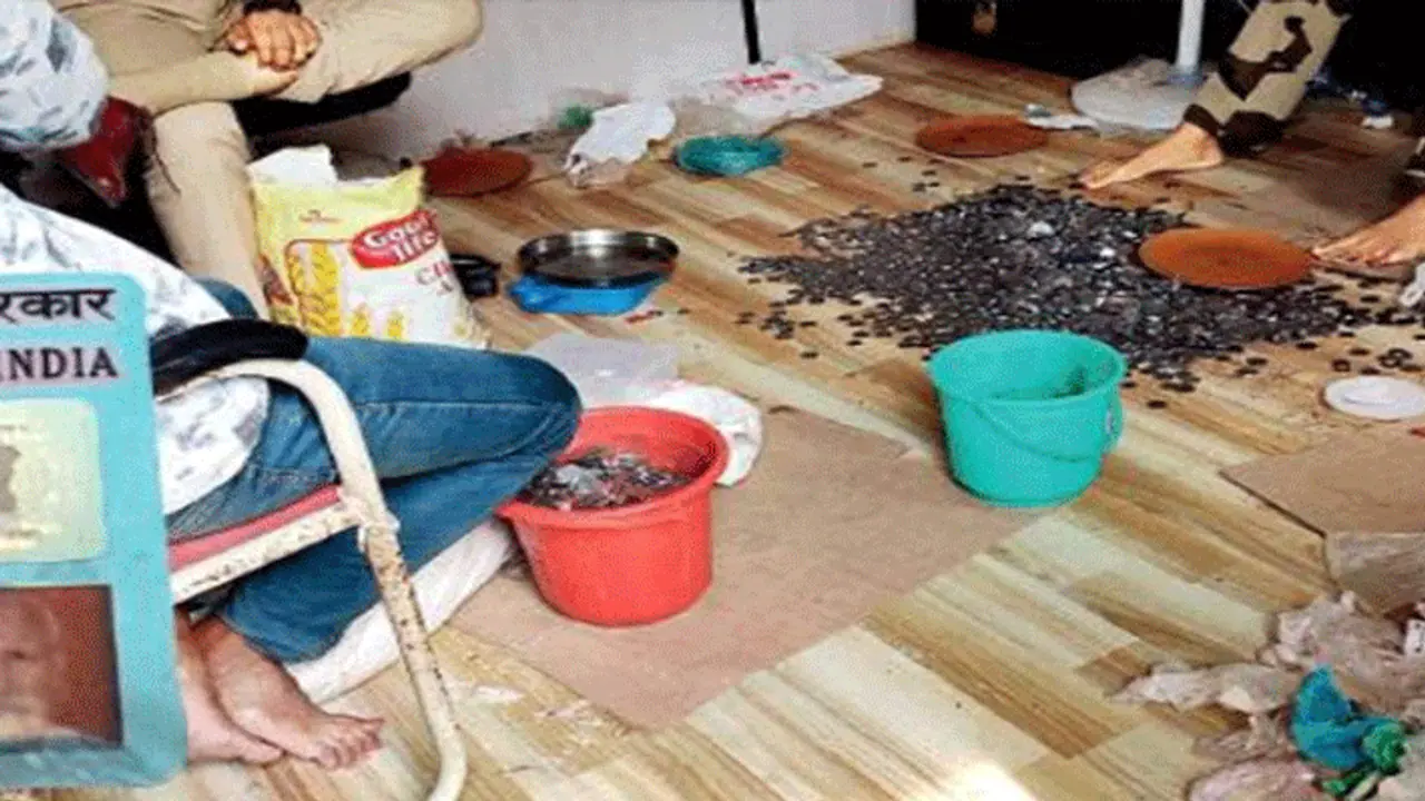 भिखारी की मौत के बाद झुग्गी से मिली दौलत को देख पुलिस थी हैरान, रातभर गिनते रहे पैसे भिखारी की मौत के बाद झुग्गी से मिली दौलत को देख पुलिस थी हैरान, रातभर गिनते रहे पैसे