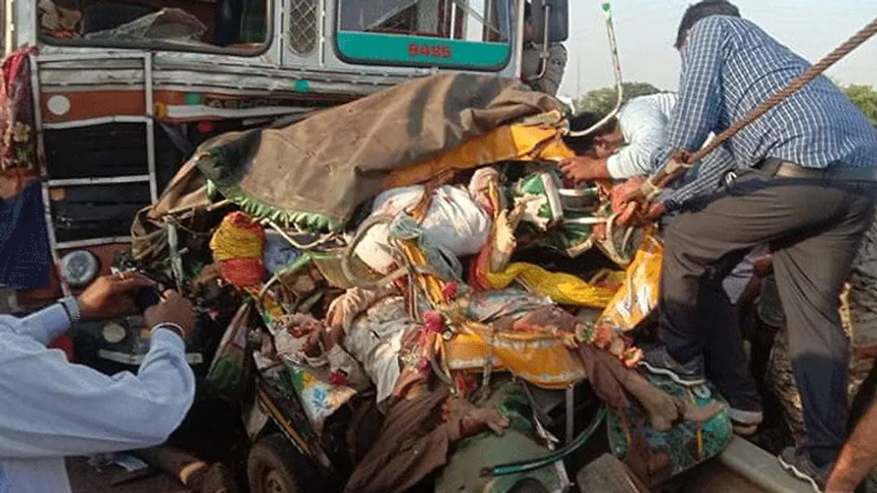 मौत बनकर 6 लोगों का पीछा कर रहा था ट्रक, कुछ देर बाद हर तरफ सुनाई दे रही थी चीख पुकार मौत बनकर 6 लोगों का पीछा कर रहा था ट्रक, कुछ देर बाद हर तरफ सुनाई दे रही थी चीख पुकार